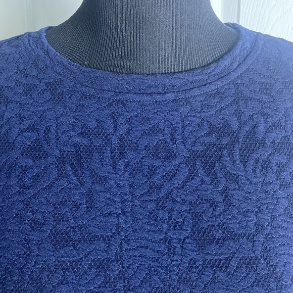Sharagano Women’s Navy Blue Embossed Long Sleeve Top w Ruffle Cuffs sz L NWT - Picture 2 of 7